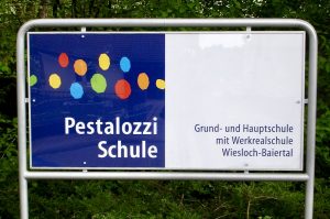 Schild Pestalozzi Schule Wiesloch Baiertal